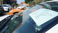 Hari pertama open house mobil-mobil Subaru sitaan Ditjen Pajak di Bali masih sepi pengunjung. Hanya terlihat beberapa orang yang melihat-lihat 20 unit mobil Subaru produksi tahun 2011 sampai 2014. Foto: Aditya Mardiastuti/detikOto