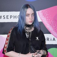 Dalam beberapa kesempatan, Billie terlihat muncul dengan rambut berwarna abu kebiruan yang memaksimalkan gaya nyentriknya. Hal yang mengganggu adalah aku benci warna biru. Ini bukan warna favoritku. Entah bagaimana warna biru bisa ada di rambutku, kata Billie kepada Buzzfeed.  Foto: dok. Getty Images