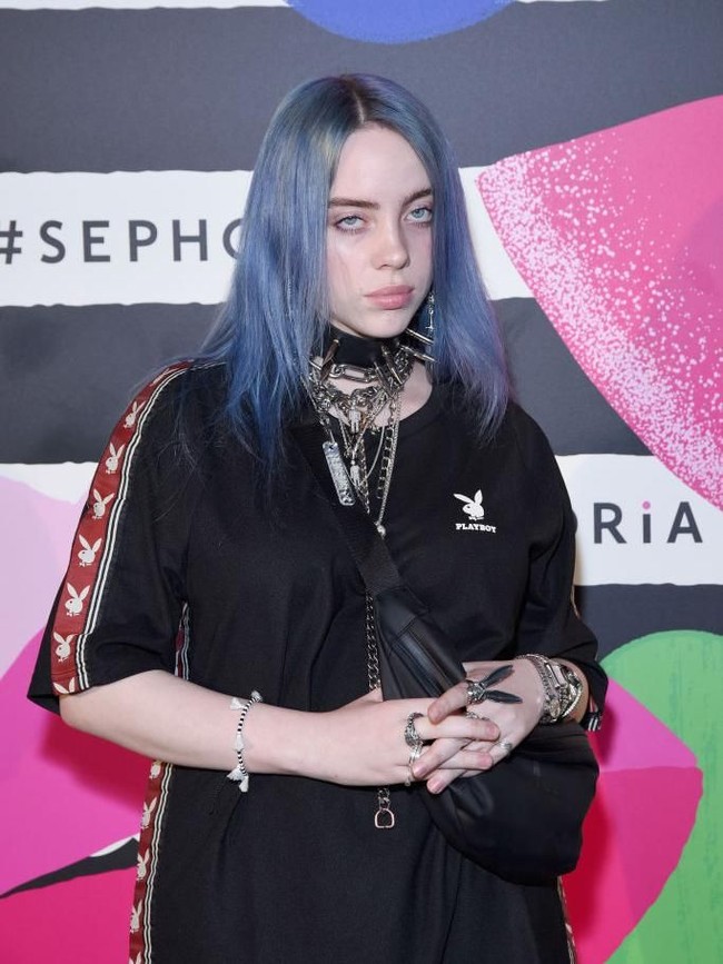 Dalam beberapa kesempatan, Billie terlihat muncul dengan rambut berwarna abu kebiruan yang memaksimalkan gaya nyentriknya. Hal yang mengganggu adalah aku benci warna biru. Ini bukan warna favoritku. Entah bagaimana warna biru bisa ada di rambutku, kata Billie kepada Buzzfeed.  Foto: dok. Getty Images