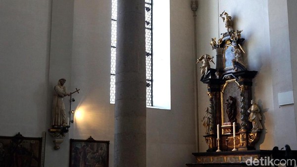 Gereja ini dibangun untuk Franziskaner Monestary. Tampak berbagai ornamen dan patung indah menghiasi sudut gereja. (Wahyu Setyo/detikcom) Gereja ini dibangun untuk Franziskaner Monestary. Tampak berbagai ornamen dan patung indah menghiasi sudut gereja. (Wahyu Setyo/detikcom)