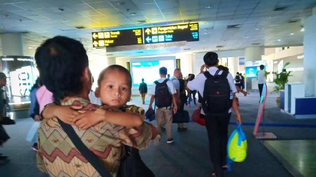 Saat ini Noverius baru saja tiba di Bandara Kualanamu Medan untuk pergi ke RSU Bhayangkara Medan.