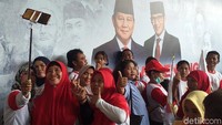 Emak-emak yang hadir dalam acara tersebut berfoto bersama.