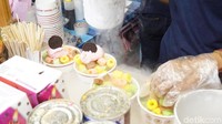  Ada juga jajanan jadul yang tampil kekinian. Kue laba-laba ini dibuat dengan adonan warna-warni dan ditambah gulali rambut nenek. Foto: Devi S. Lestari/detikfood