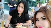Wanita berambut panjang ini kerap tampil mewah. Termasuk ketika menghabiskan momen kulineran. Berbagai makanan pernah ia coba. Foto: instagram diah_orin