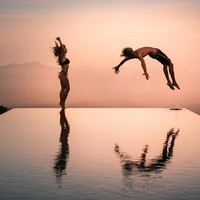 Kekuatan terbesar kita dalam hidup, prinsip terpenting kita, adalah kebijaksanaan. Hanya kamu yang bisa mengetahui tubuhmu, merasakan ruang di sekitarmu dan memahami kemampuanmu, tulis duo blogger itu dalam caption. Foto: Instagram @positravelty