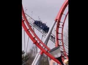 Penampakan Roller Coaster Macet, Penumpangnya Turun Jalan Kaki
