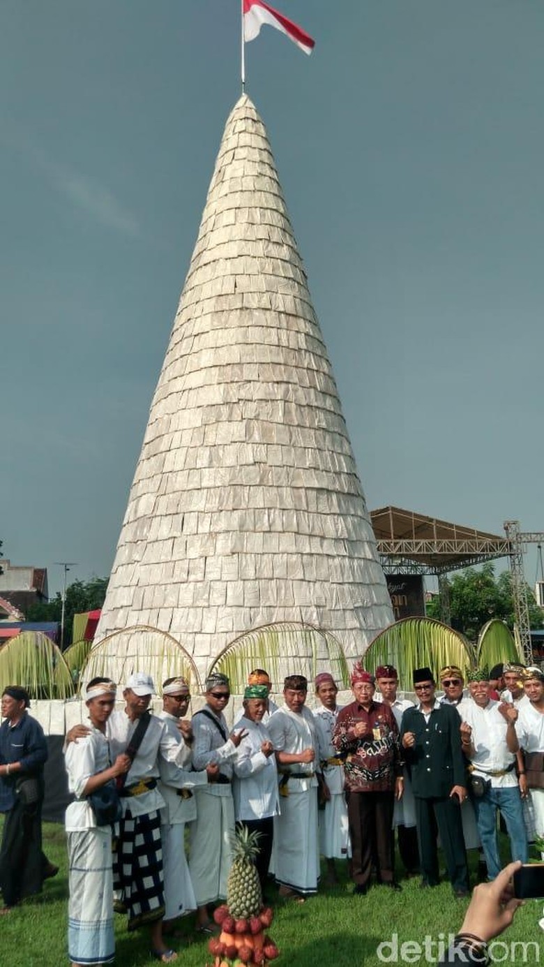 Ada Tumpeng Tempe 12 Meter dalam Tradisi Ruwat Desa di Sidoarjo Ada Tumpeng Tempe 12 Meter dalam Tradisi Ruwat Desa di Sidoarjo