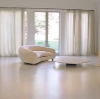 Ruang santai dengan grand piano, yang lagi-lagi, didominasi palet monokrom. Foto: Screenshot YouTube/Vogue