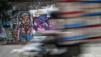 Menurut keterangan warga, aksi vandalisme tersebut dilakukan oleh warga yang hobi membuat grafiti di lokasi itu.