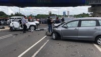 Kecelakaan beruntun terjadi di Tol Pondok Ranji pada Jumat (12/4/2019) siang. Ada empat mobil terlibat dalam kecelakaan tersebut. (Foto: Dok. Istimewa)