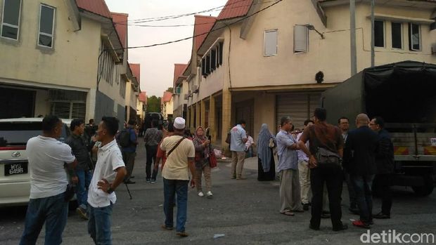  Kepolisian Selangor, Malaysia, membuka pintu ruko tempat ditemukannya surat suara tercoblos di Kajang, Malaysia, Jumat (12/4/2019)