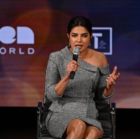 Perempuan yang bergelar Miss World 2000 ini lalu menyempurnakan gayanya dengan perhiasan bergaya minimalis keluaran Chopard. Tidak ketinggalan, sepasang heels transparan yang dihiasi detail mutiara dari Sergio Rossi.  Foto: dok. Getty Images