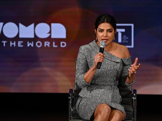 Perempuan yang bergelar Miss World 2000 ini lalu menyempurnakan gayanya dengan perhiasan bergaya minimalis keluaran Chopard. Tidak ketinggalan, sepasang heels transparan yang dihiasi detail mutiara dari Sergio Rossi.  Foto: dok. Getty Images