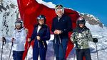 Foto: Jadi Bek Sudah Biasa, Ini Aksi John Terry Main Ski