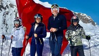Sepertinya main ski bersama sudah jadi bucket list liburan yang diidamkan John Terry sekeluarga. Di depan patung rusa merah ini sekeluarga ini berfoto bersama. (Instagram/@johnterry.26)