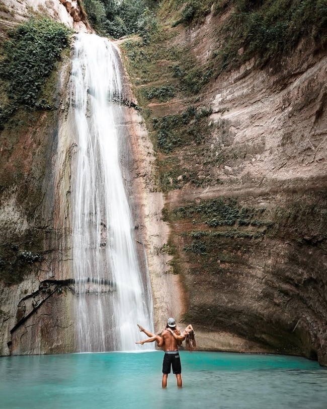 Dan kalian mengajarkan orang lain untuk menjadi bodoh dan mempertaruhkan hidupnya, ujar netizen.   Menurutku mereka yang katanya influencer itu memengaruhi orang lain untuk mempertaruhkan hidup untuk foto berbahaya itu, ujar lainnya.   Aku suka fotonya tapi menurutku tak sepada dengan risikonya. Walaupun ini ide wanita itu, lanjut yang lain. Foto: Instagram @positravelty