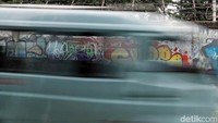 Dinding tembok di salah satu ruas jalan di Kemayoran dipenuhi oleh coretan, Jumat (12/4/2019).