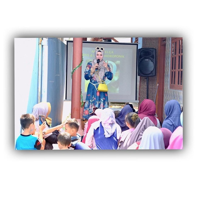 Aksesori yang paling menarik atensi adalah tas berwarna kuning yang selalu ia pakai hampir di setiap blusukan. Tas yang ia pakai berasal dari brand kenamaan Hermes seri Bolide mini. Foto: Instagram/AngelLelga