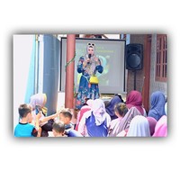 Aksesori yang paling menarik atensi adalah tas berwarna kuning yang selalu ia pakai hampir di setiap blusukan. Tas yang ia pakai berasal dari brand kenamaan Hermes seri Bolide mini. Foto: Instagram/AngelLelga