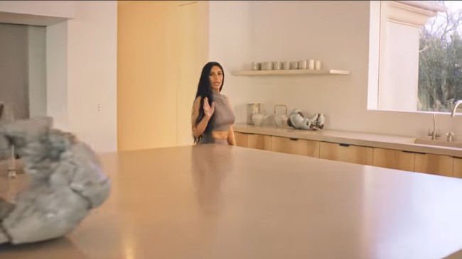 Menurut Kim Kardashian, Calabasas adalah kawasan pilihan untuk bersantai. Maka dari itu rumahnya pun dibuat minimalis dengan banyak ruang gerak agar tidak memusingkan. Foto: Screenshot YouTube/Vogue