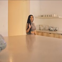 Menurut Kim Kardashian, Calabasas adalah kawasan pilihan untuk bersantai. Maka dari itu rumahnya pun dibuat minimalis dengan banyak ruang gerak agar tidak memusingkan. Foto: Screenshot YouTube/Vogue