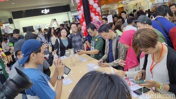 Pengunjung menjajal langsung Huawei P30 dan P30 Pro. Foto: Virgina Maulita Putri/detikINET