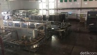 Sembari keluar dari museum, wisatawan akan diajak untuk melihat langsung pengepakan bir saat ini. Dalam satu menit saja ada 50 kaleng yang dikemas. Wow! (Bonauli/detikcom)