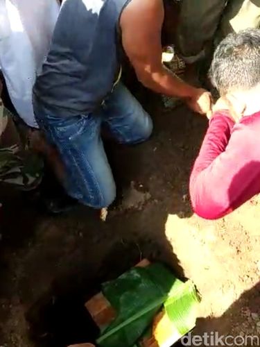 Warga menggali lubang memakamkan kepala korban/
