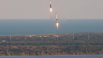 kedua outer booster berhasil mendarat di tempat pendaratan milik SpaceX di Cape Canaveral, Florida. Sedangkan booster intinya mendarat di kapal drone Of Course I Still Love You yang berada di Samudera Atlantik. Foto: Reuters