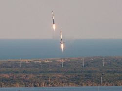 Keren! Penampakan 3 Roket Terkuat Dunia Mendarat Simultan