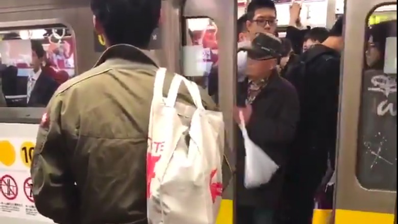 Penumpang lansia di kereta Jepang (Screenshot video Twitter) Penumpang lansia di kereta Jepang (Screenshot video Twitter)