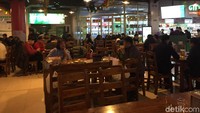 Setelah lelah berjalan-jalan di museum ini, traveler bisa beristirahat dengan menikmati segelas raw beer gratis yang ditukar dengan tiket masuk. (Bonauli/detikcom)