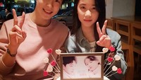 Berfoto dengan siapa ya? Di hadapannya tampak cake berwarna putih dengan tulisan ucapan selamat bertuliskan huruf Korea.Foto: Instagram@namdareum