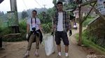 Patut Ditiru, 2 Bule Ini Bersihkan Sampah di Lembang