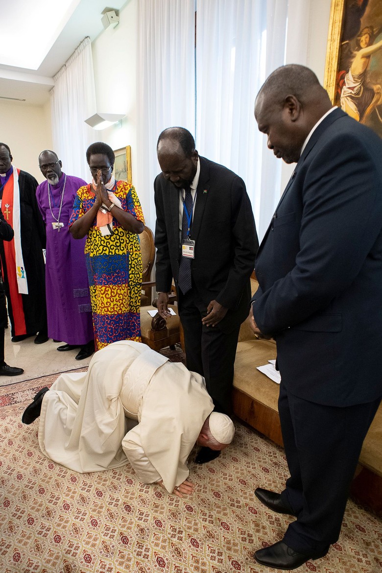 Cium Kaki Presiden, Paus Fransiskus Desak Sudan Selatan Jaga Perdamaian Cium Kaki Presiden, Paus Fransiskus Desak Sudan Selatan Jaga Perdamaian