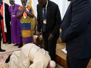 Cium Kaki Presiden Sudan Selatan, Paus Minta Jaga Perdamaian