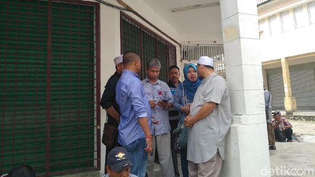 Relawan di lokasi penemuan surat suara tercoblos / 