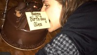Yang ulang tahun nggak sabar gigit kue ulang tahunnya hihi. Foto: Instagram alexandradaddario