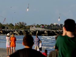 Keren! Penampakan 3 Roket Terkuat Dunia Mendarat Simultan