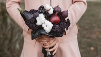 Untuk menghadirkan kesan unik, Karolina menggabungkan sayur kale ungu, terong, bawang merah, hingga figs.Foto: Facebook Valgomapuokste