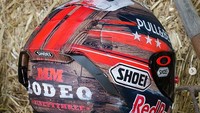 Bagian bawah belakang helm bertuliskan MM, inisial Marquez, dan Rodeo. Foto: Instagram