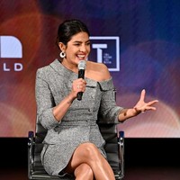 Priyanka yang diwawancarai oleh Tina Brown, jurnalis ternama sekaligus pendiri konferensi perempuan tersebut, memilih rancangan Ralph & Russo dari koleksi Couture Autumn-Winter 2017. Busana tersebut terdiri dari kombinasi tampilan formal antara blus berbahan tweed dan rok senada yang classy.  Foto: dok. Getty Images