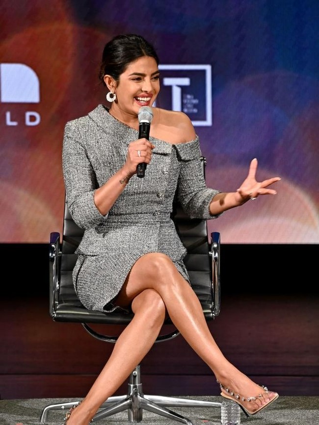 Priyanka yang diwawancarai oleh Tina Brown, jurnalis ternama sekaligus pendiri konferensi perempuan tersebut, memilih rancangan Ralph & Russo dari koleksi Couture Autumn-Winter 2017. Busana tersebut terdiri dari kombinasi tampilan formal antara blus berbahan tweed dan rok senada yang classy.  Foto: dok. Getty Images