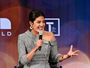 Foto: Gaya Priyanka Chopra Pamer Bahu di Konferensi Perempuan Dunia