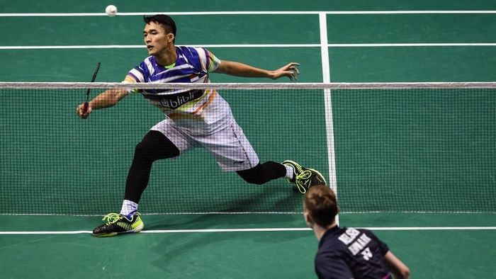 Jonatan Christie dikalahkan Viktor Axelsen di perempatfinal Singapura Terbuka 2019 (Foto: Roslan RAHMAN / AFP) Jonatan Christie dikalahkan Viktor Axelsen di perempatfinal Singapura Terbuka 2019 (Foto: Roslan RAHMAN / AFP)