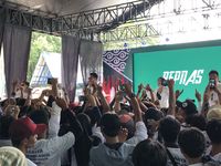 Ifan 'Seventeen' bernyanyi di acara Jokowi