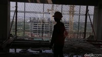 Para pekerja mengerjakan pembangunan Meikarta siang dan malam. 