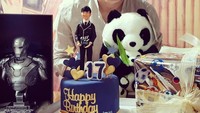 Saat ulang tahun ke-17. Kue ulang tahunnya berwarna biru dengan beberapa hadiah. Nam Da Reum terlihat imut ya.Foto: Instagram@namdareum