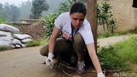 Keduanya memiliki misi untuk membuat manajemen sampah di Suntenjaya. Termasuk mendaur ulang sampah sehingga menjadi produk yang berdaya jual. 