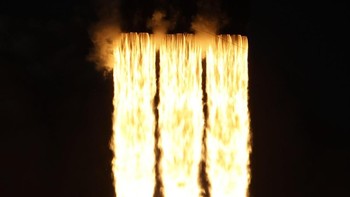 Api yang menyembut nyembur dari mesinnya. Foto: Reuters